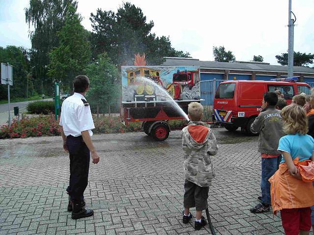 Bart_jozefschool_brandweer_groep6_15_juni_2007_tmp_029.jpg